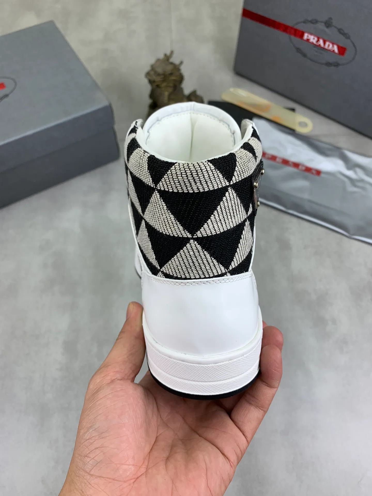 Men's shoes 💰P620 new model (high version) The new PRADA (Prada) high-top counter has launched the classic model at the same time. The new men's shoes and 😘fabrics are selected from the original imported calfskin. First layer of imported cowhide lining. The original version is awesome! 👍🏿Original open-molded non-slip PU outsole, with exquisite lines, simple and elegant, super comfortable and classy on foot, suitable for leisure travel. Code number:38-45